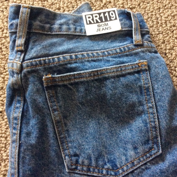 Brandy Melville Carly Light Wash Jeans - Picture 4 of 4